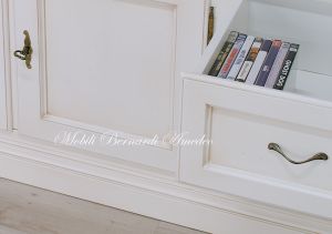 Libreria stile classico costruita artigianalmente in legno massello con ante e cassetti finitura colore bianco anticato